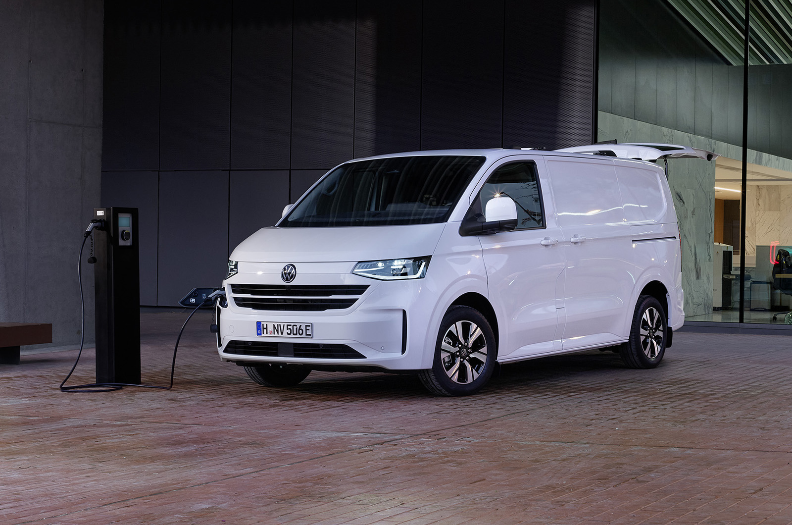 Volkswagen e-Transporter Kombi charging