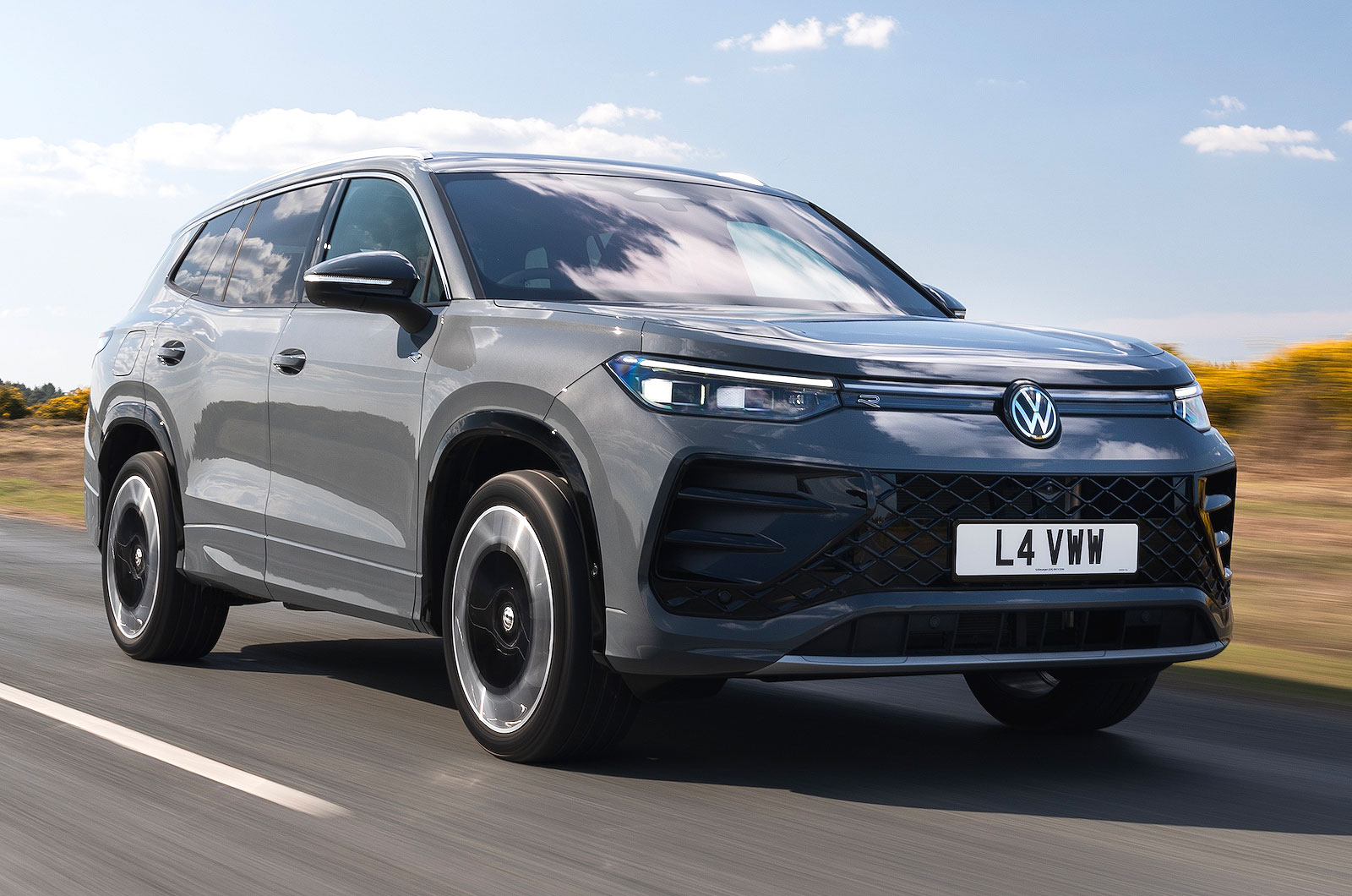 Volkswagen Tayron front right driving