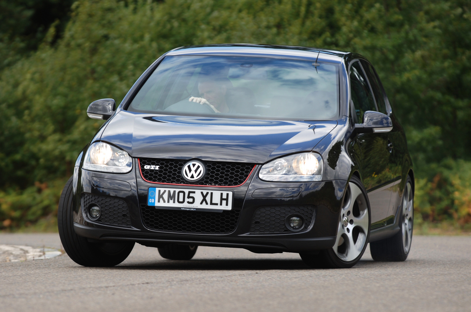 Volkswagen Golf GTI Mk5 front cornering