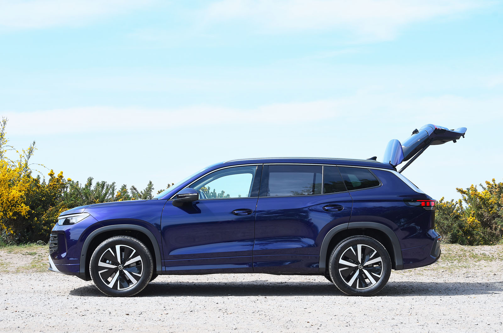 Volkswagen Tayron side with tailgate open