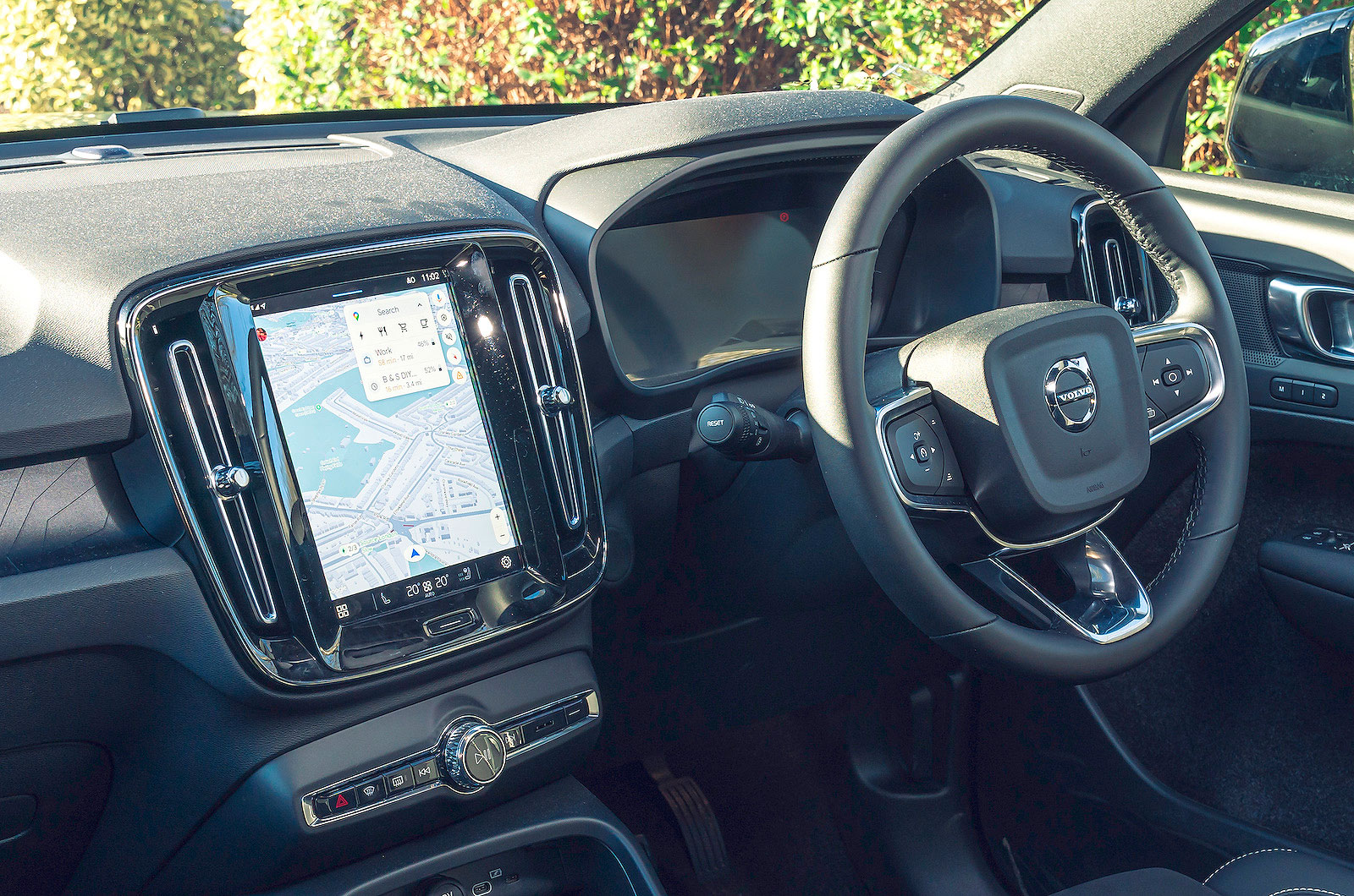 Volvo EX40 steering wheel and screens