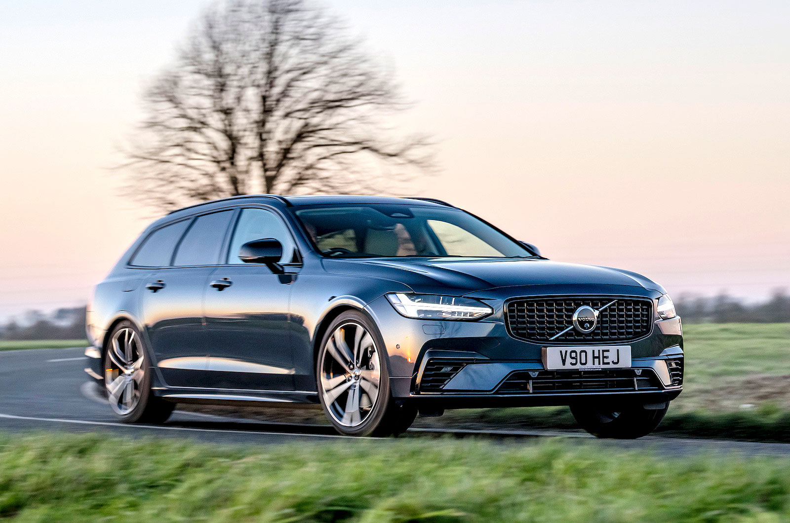 Volvo V90 front right driving