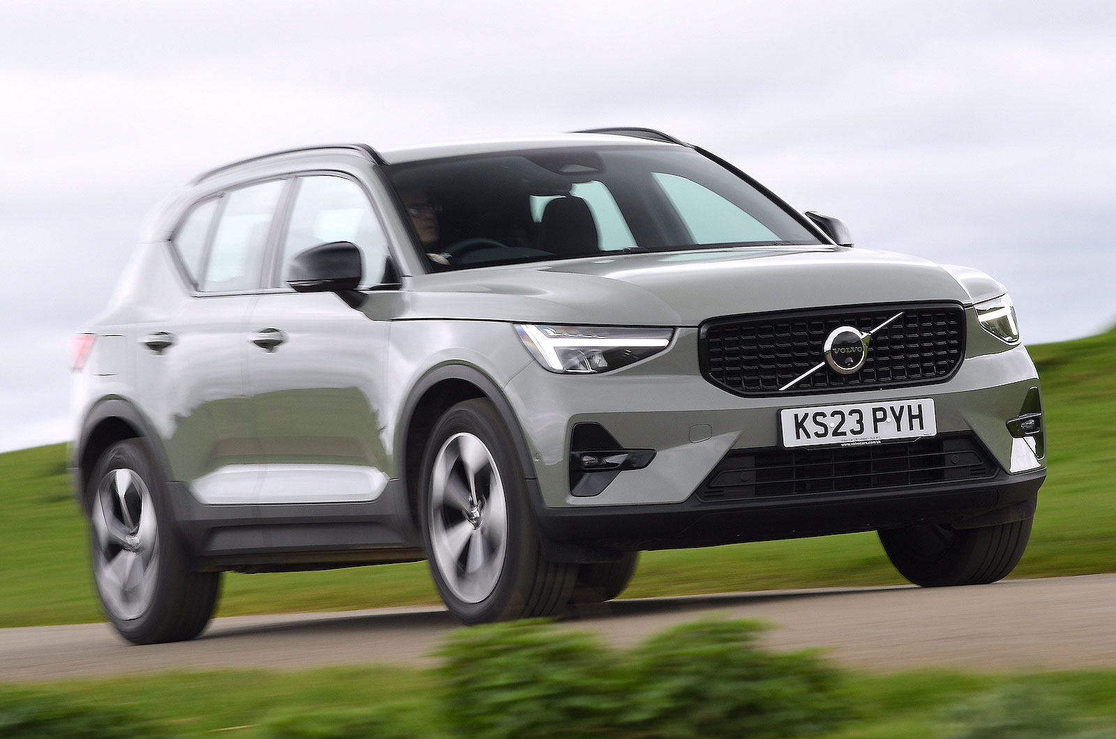 Volvo XC40 front right driving