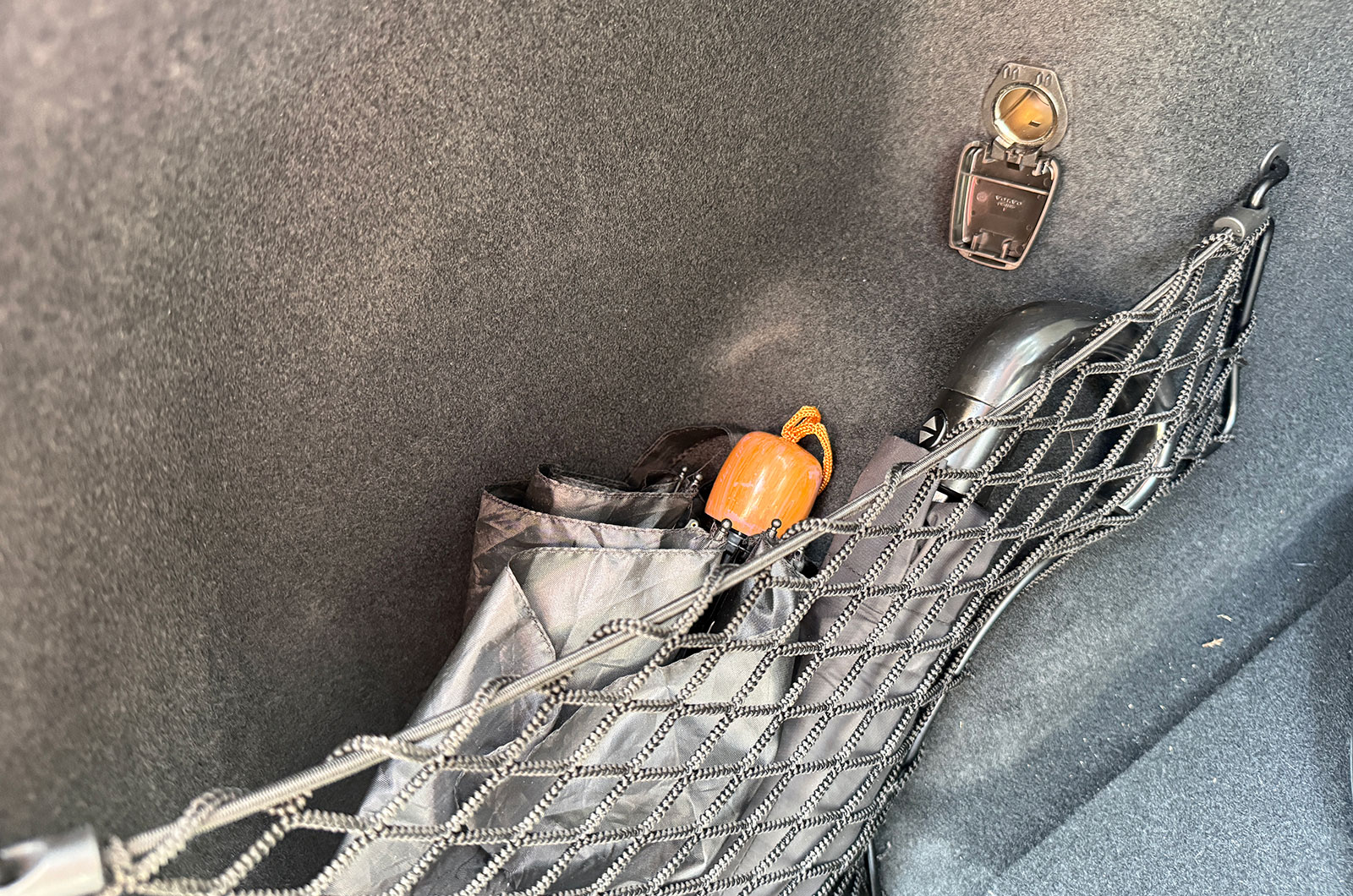 Volvo XC60 netted storage area