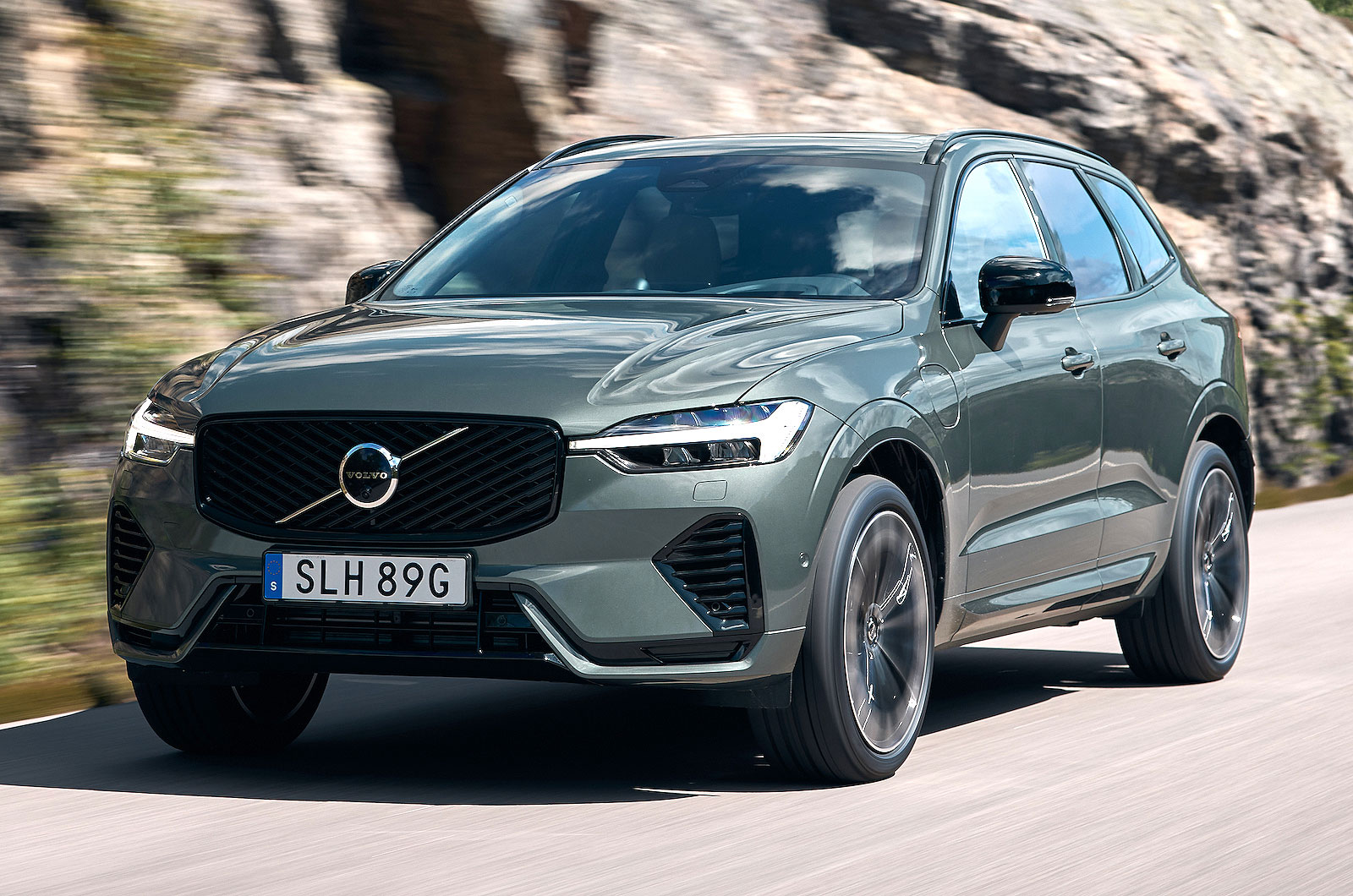 Volvo XC60 front left driving