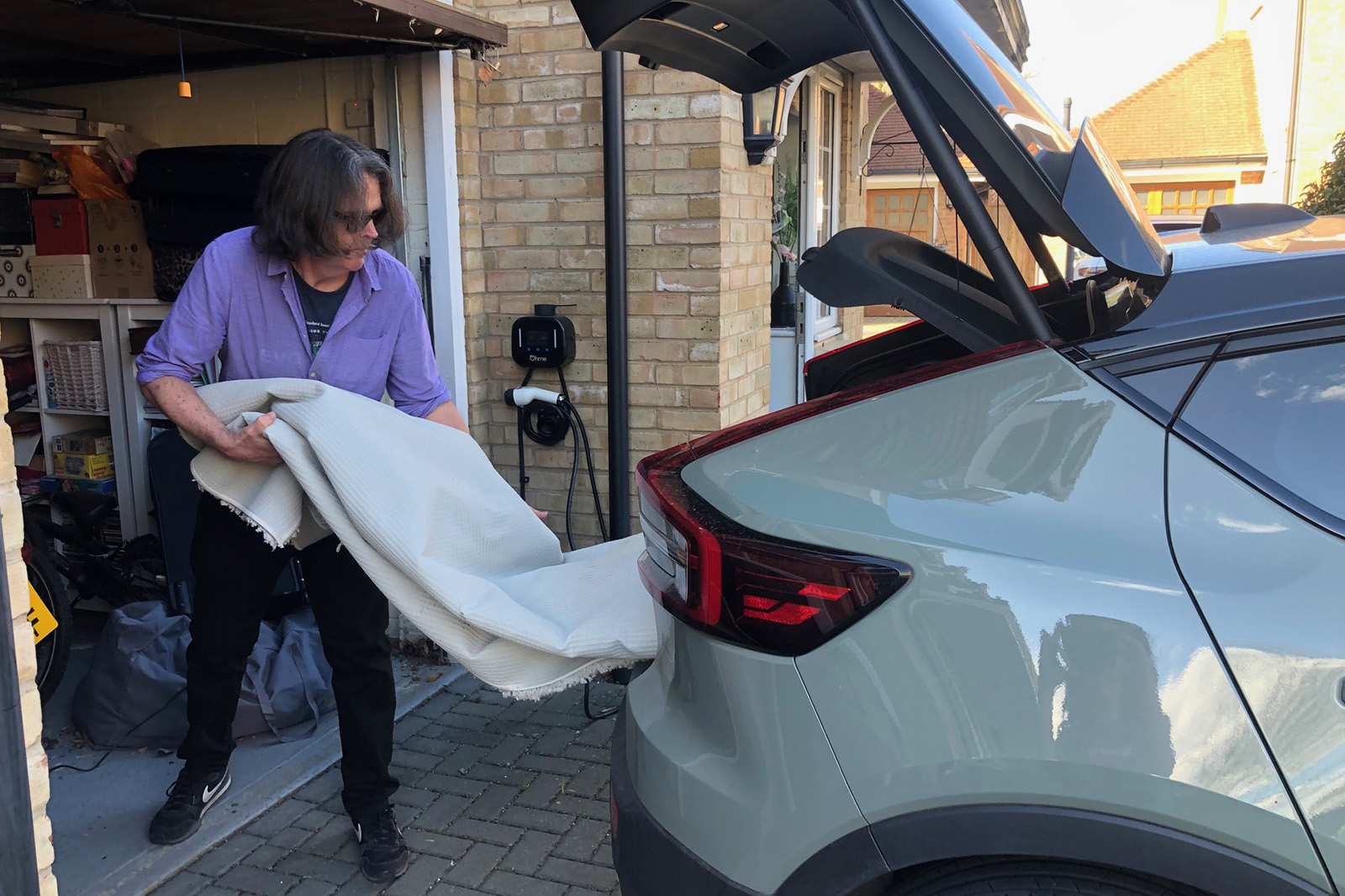 Volvo EC40 Mark putting rug in boot