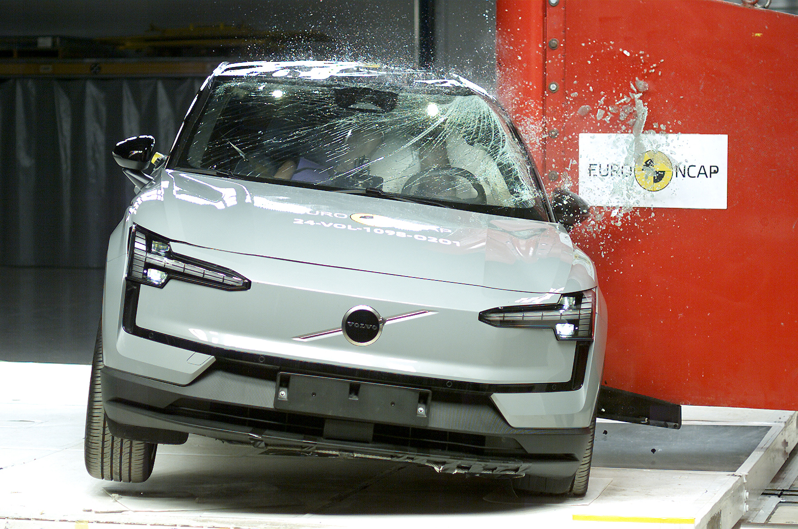 Volvo EX30 crash test