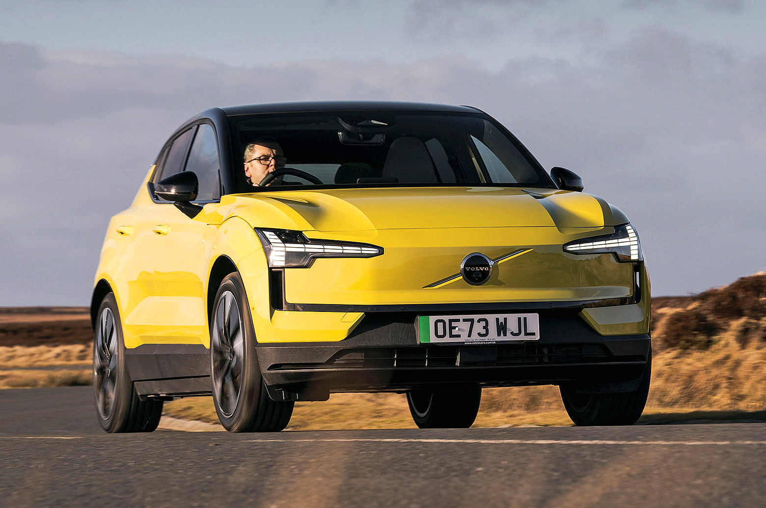 volvo_ex30_front_driving