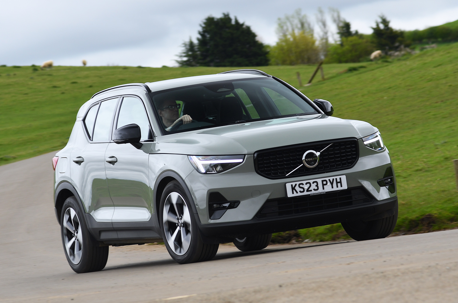 Volvo XC40 front cornering grey