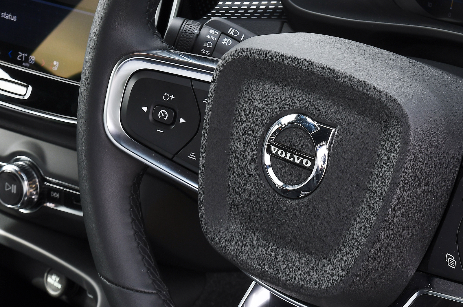Volvo XC40 steering wheel badge.JPG
