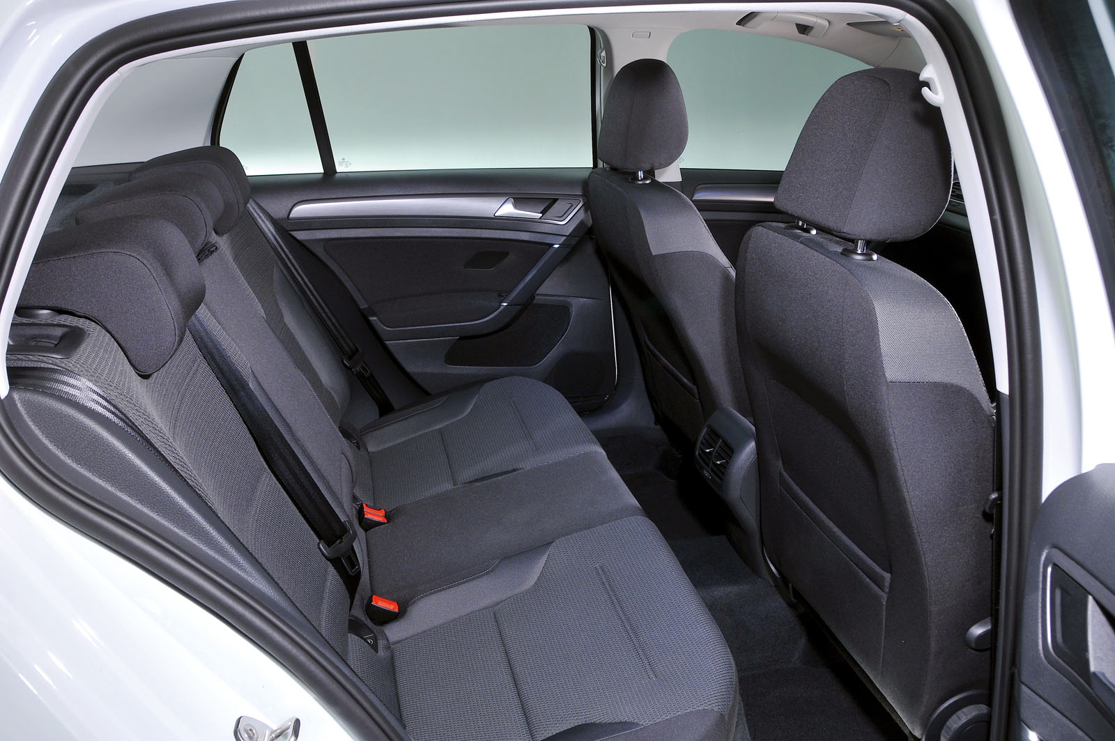 Volkswagen e-Golf 2017 RHD rear seats