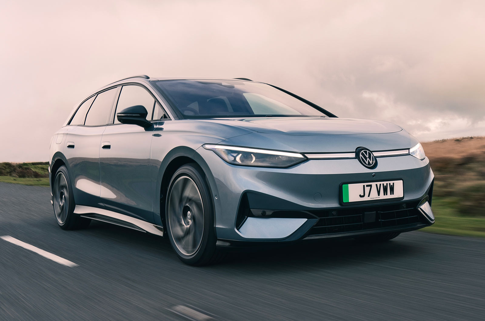 Volkswagen ID 7 Tourer front driving