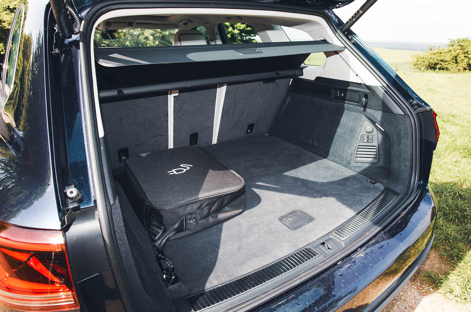 VW Touareg boot