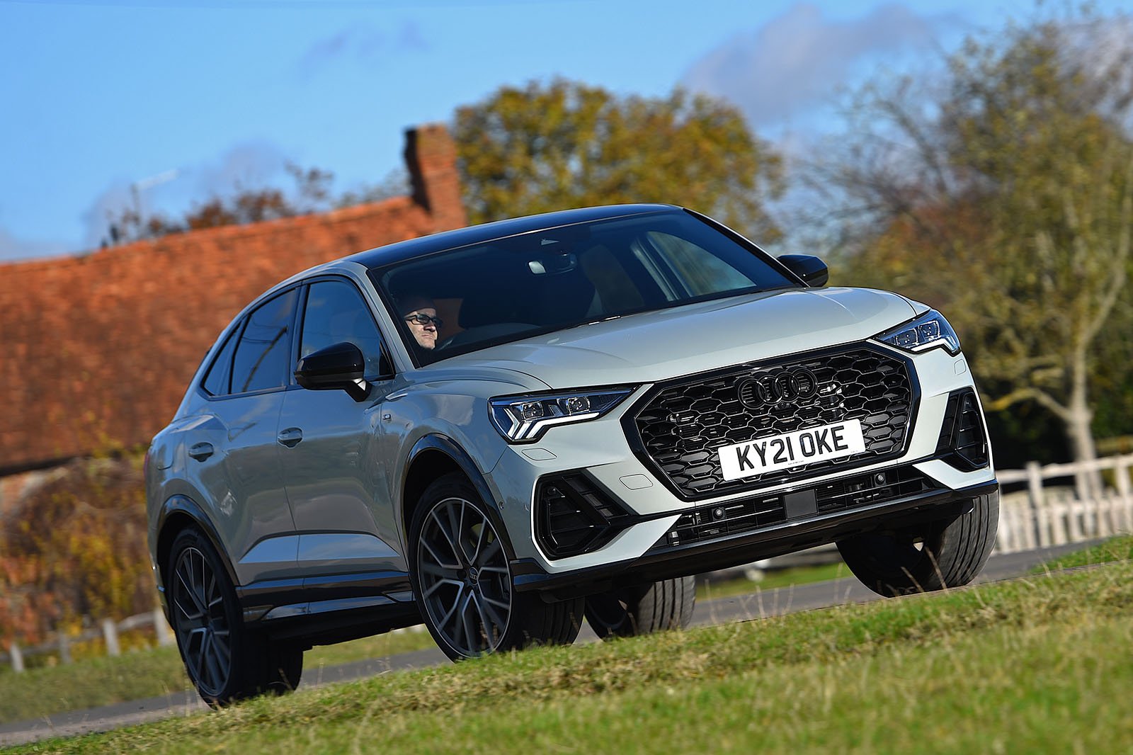 Audi Q3 Sportback TFSI e, driving front