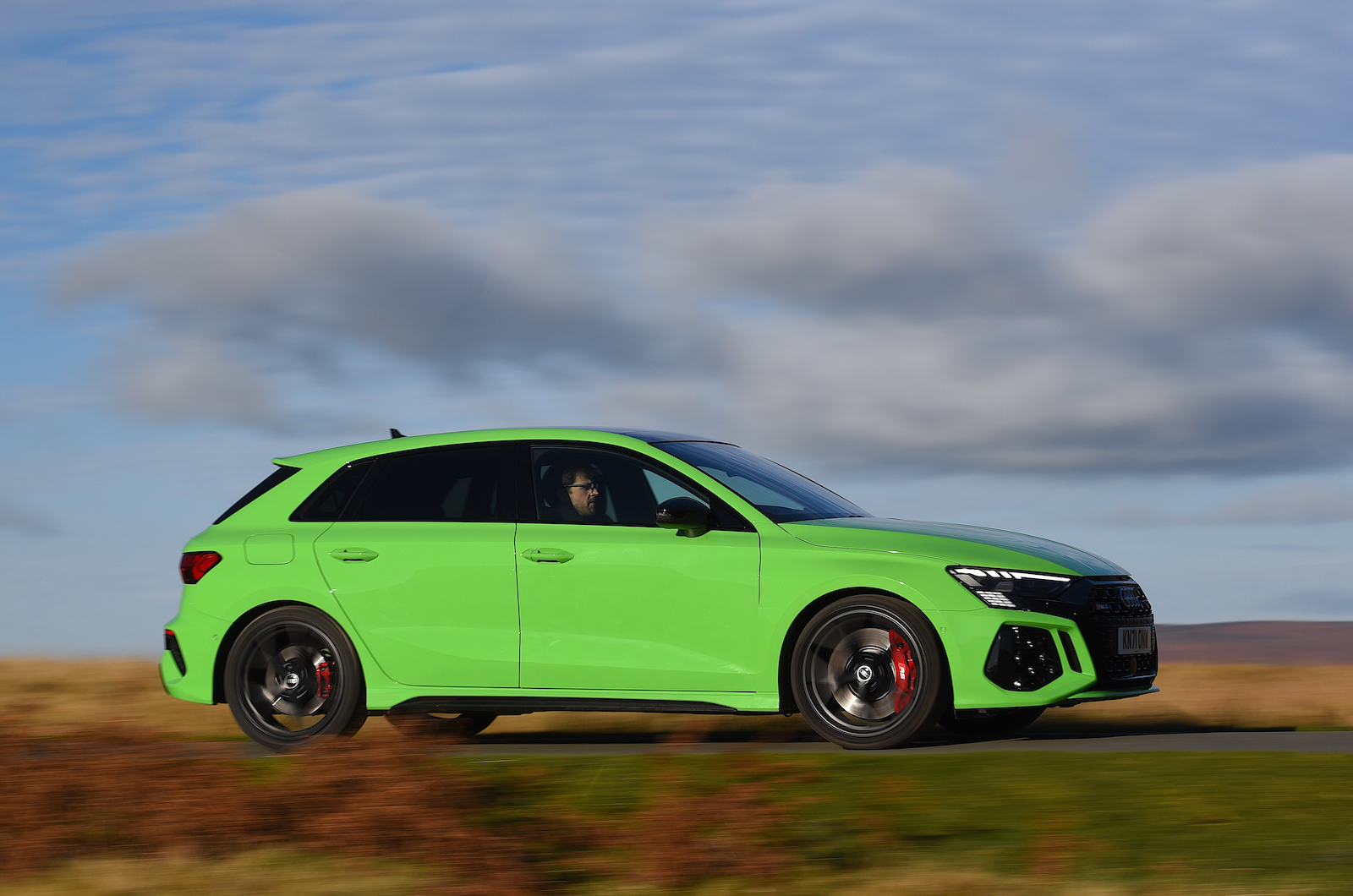 Audi RS3 2022 right tracking