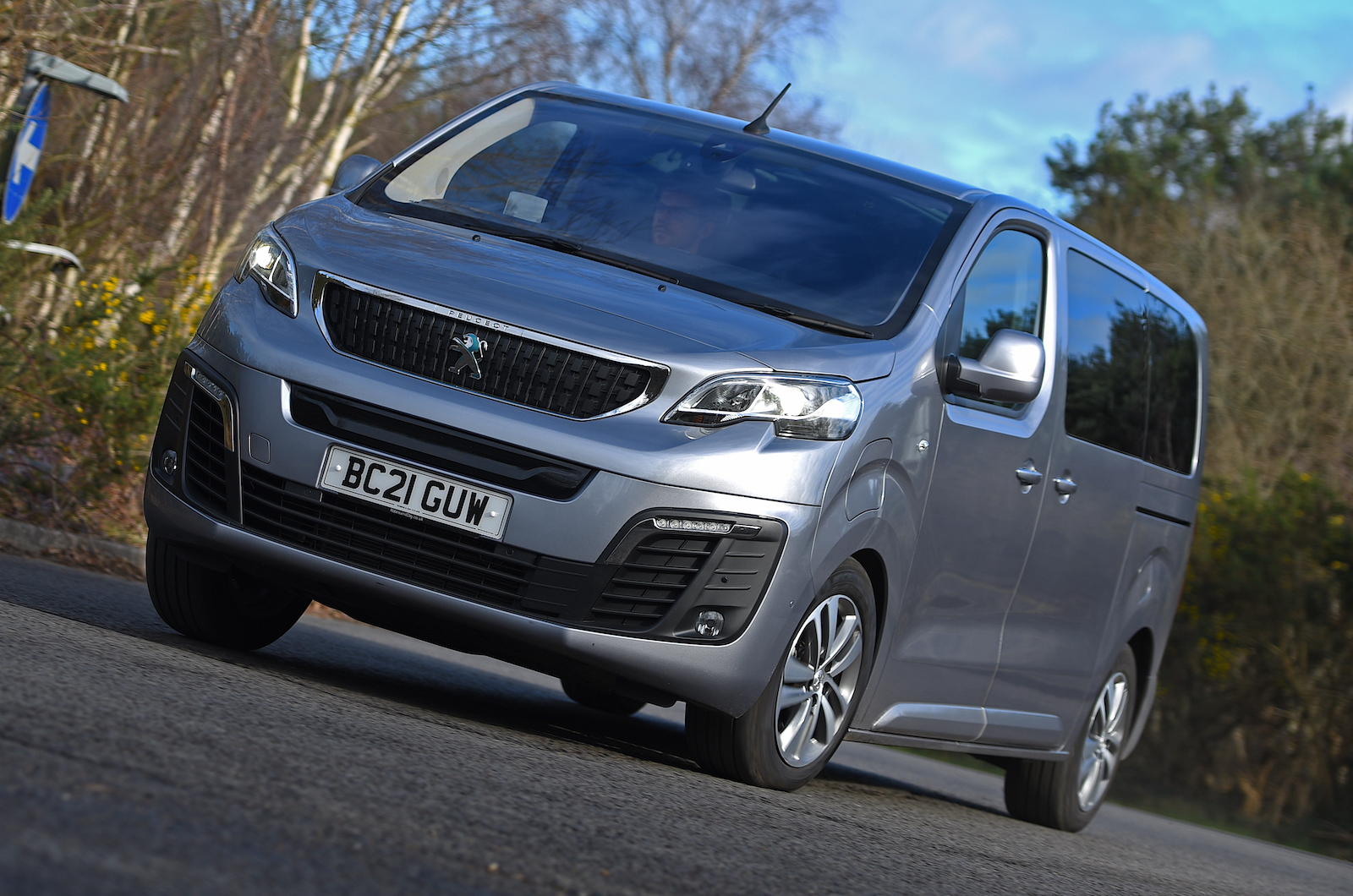 Peugeot e-Traveller 2022 front left cornering