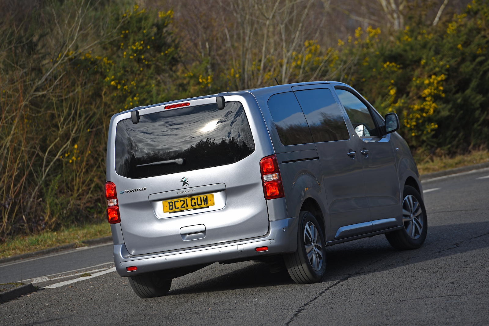Peugeot e-Traveller rear cornering