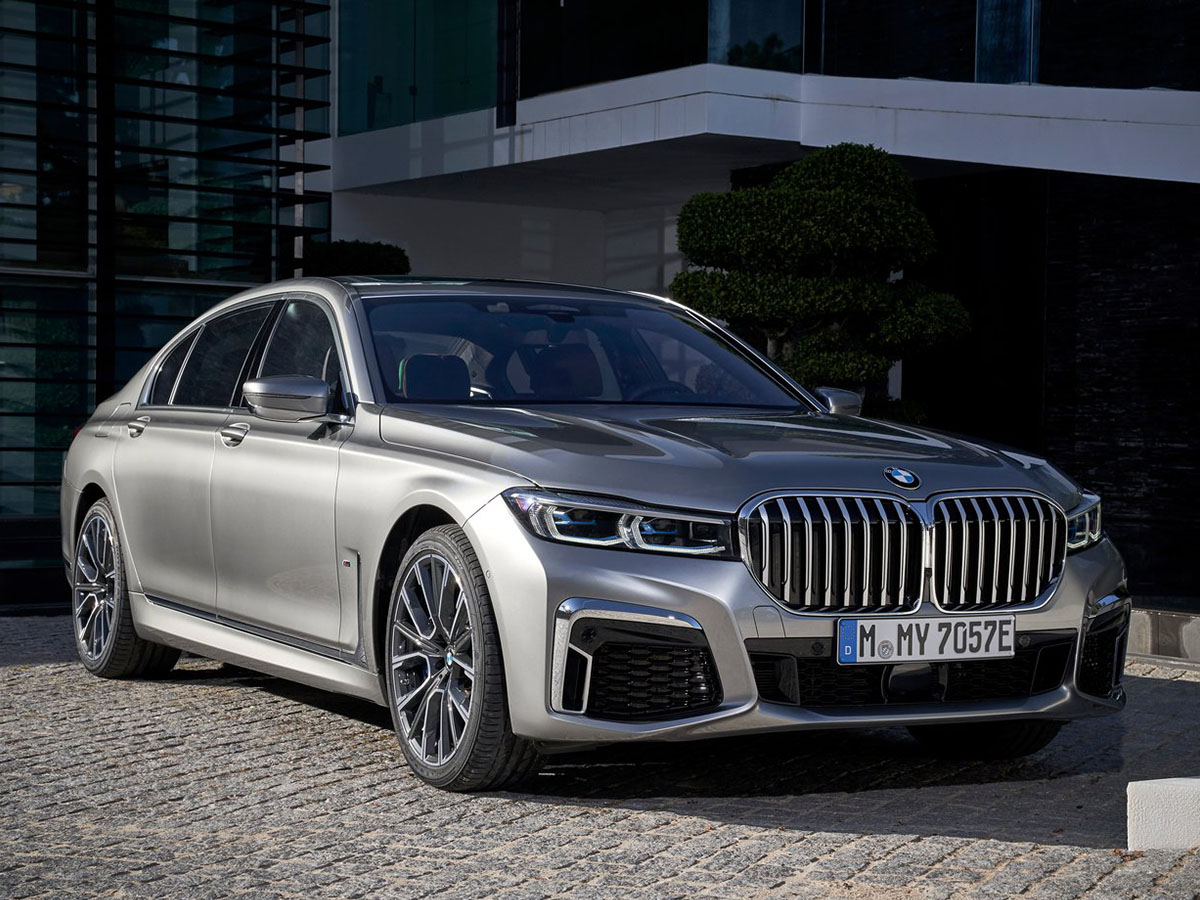 Boasting a bolder design and a more refined interior – with more advanced infotainment and driving technology – the BMW 745e got a four-star review in both Autocar and What Car?