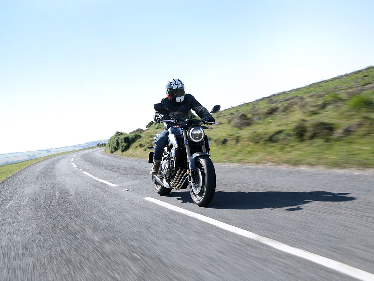 With a head-turning look that offers a modern take on the classically stripped-back retro café racer, the Honda CB650R is the latest star of Honda’s Neo Sports line-up