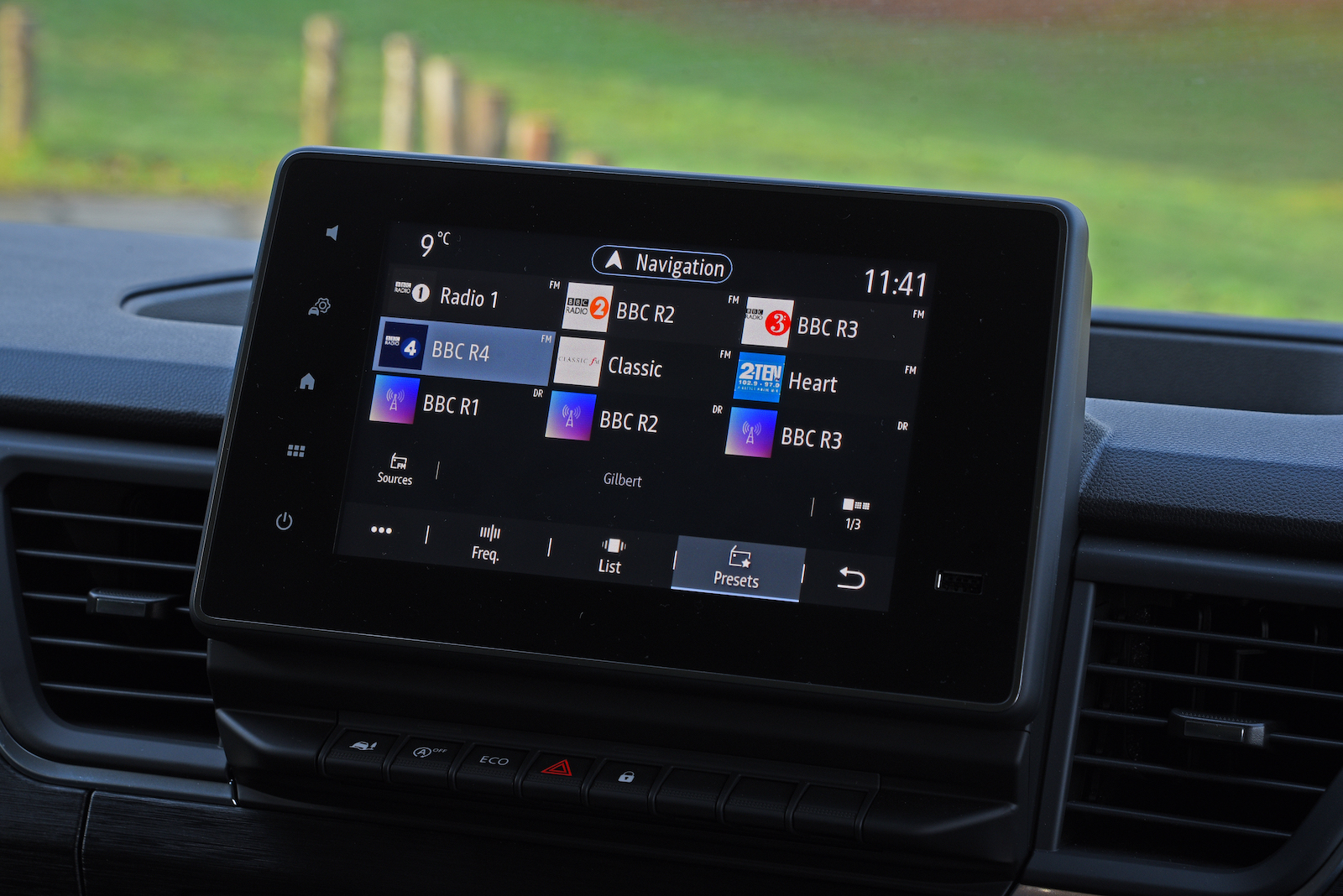 Renault Trafic Passenger 2022 interior infotainment