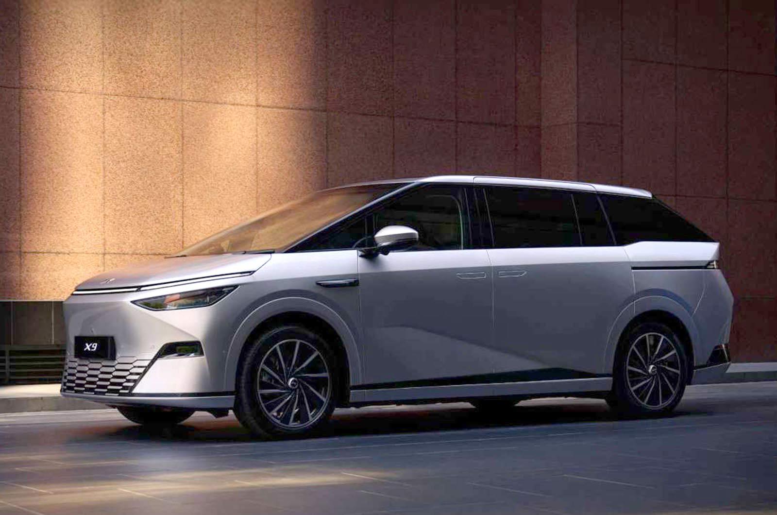 XPeng X9 front static