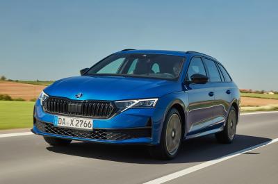 Skoda Octavia Estate front three quarters driving