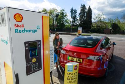 Shell Recharge charging point with Tesla Model 3 21-plate