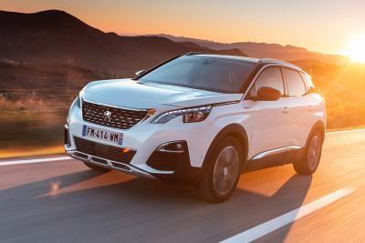 Peugeot 3008 Hybrid 2020 front left tracking shot