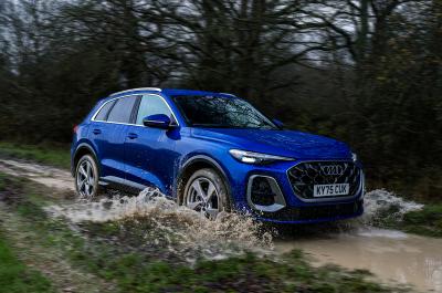 Audi Q5 e-hybrid driving off road
