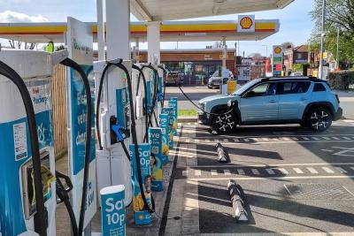 Renault 4 rapid charging.jpg
