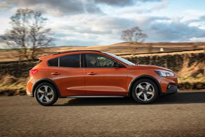 2019 Ford Focus Active hatchback side panning