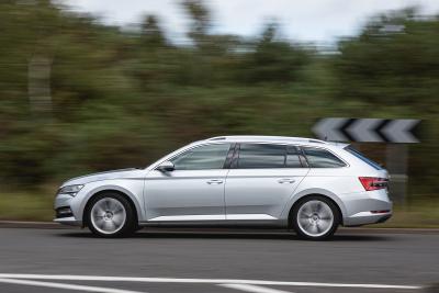 Skoda Superb Estate 2020 left panning