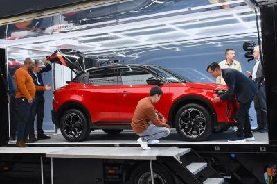 Alfa Romeo Junior reader test team readers looking at car 