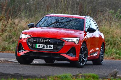 Audi E-tron 2021 front cornering