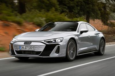 Audi E-tron GT coupé silver driving front