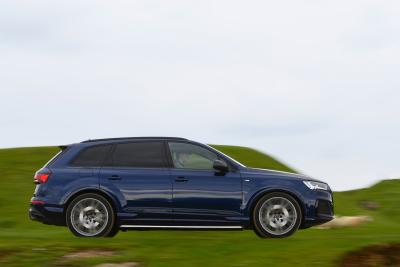 Audi Q7 2021 right tracking
