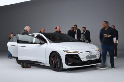 Audi-S6-e-tron-Reader-test-team-readers-looking-at-car