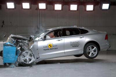 UK car buyers choose styling and entertainment options over safety kit