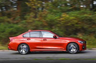 BMW 330e side panning