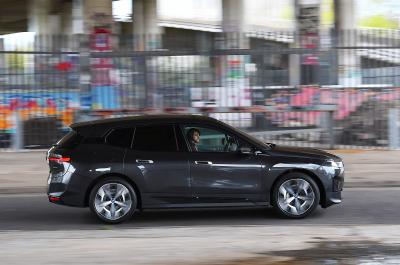 BMW iX 2022 side