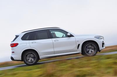 BMW X5 45e side panning - 69-plate car