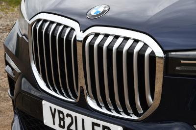 BMW X7 front grille