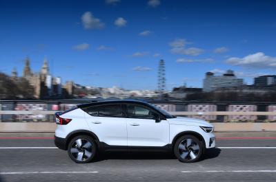 New Volvo C40 Recharge side panning