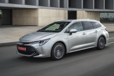 Toyota Corolla Touring Sport 2019 left tracking shot