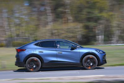 Cupra Tavascan panning 3