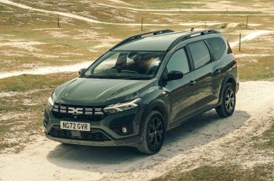 Green Dacia Jogger front left static