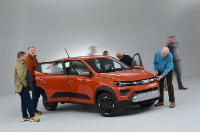 Dacia Spring reader test team