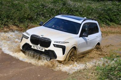 New BMW X7 wading