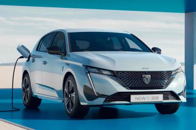 2023 Peugeot e-308 front