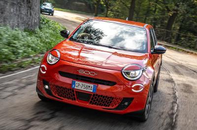 Fiat 600e Icon front driving